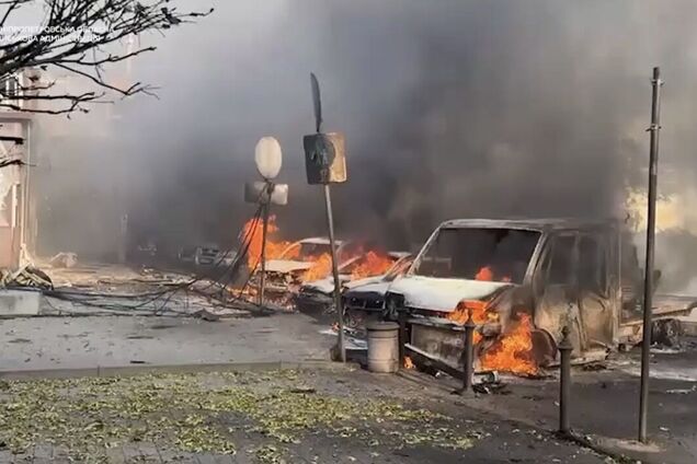 Росія атакувала торгівельні павільйони у Павлограді: двоє людей загинули, щонайменше 18 поранені. Відео