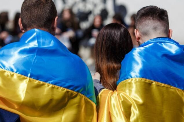 Могут ли подростки выехать из Украины за границу без родителей: разъяснение