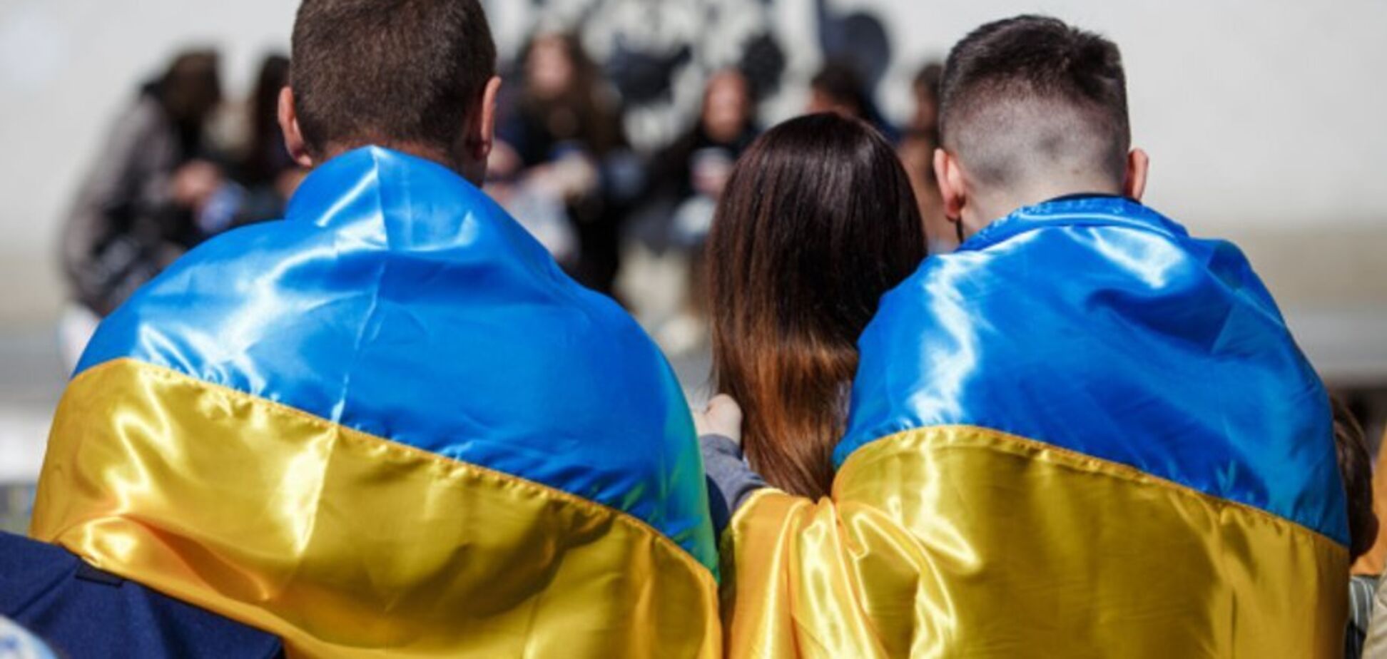 Могут ли подростки выехать из Украины за границу без родителей: разъяснение