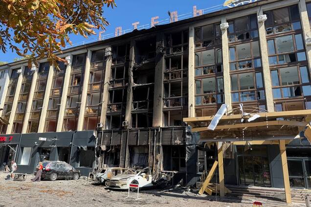 Оккупанты ударили дроном по гостинице в Черноморске, 11 человек ранены: Зеленский рассказал об атаке. Фото и видео