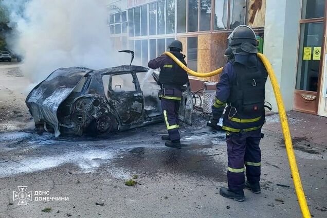 Росія тричі вдарила по парковці біля супермаркету у Краматорську: є загиблий і поранені. Фото