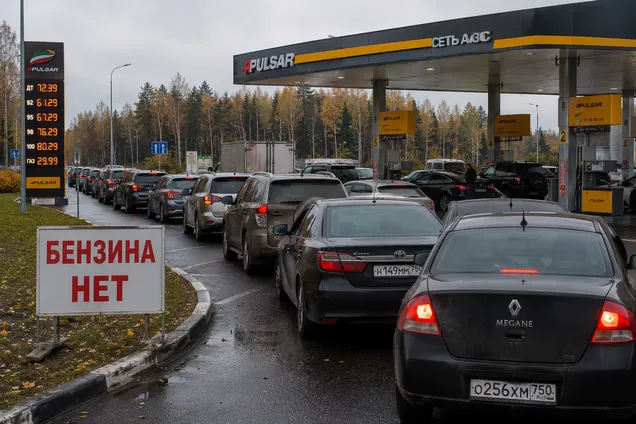 Часами стоят в очередях: в Ленинградской области жалуются на нехватку топлива из-за украинских атак. Видео