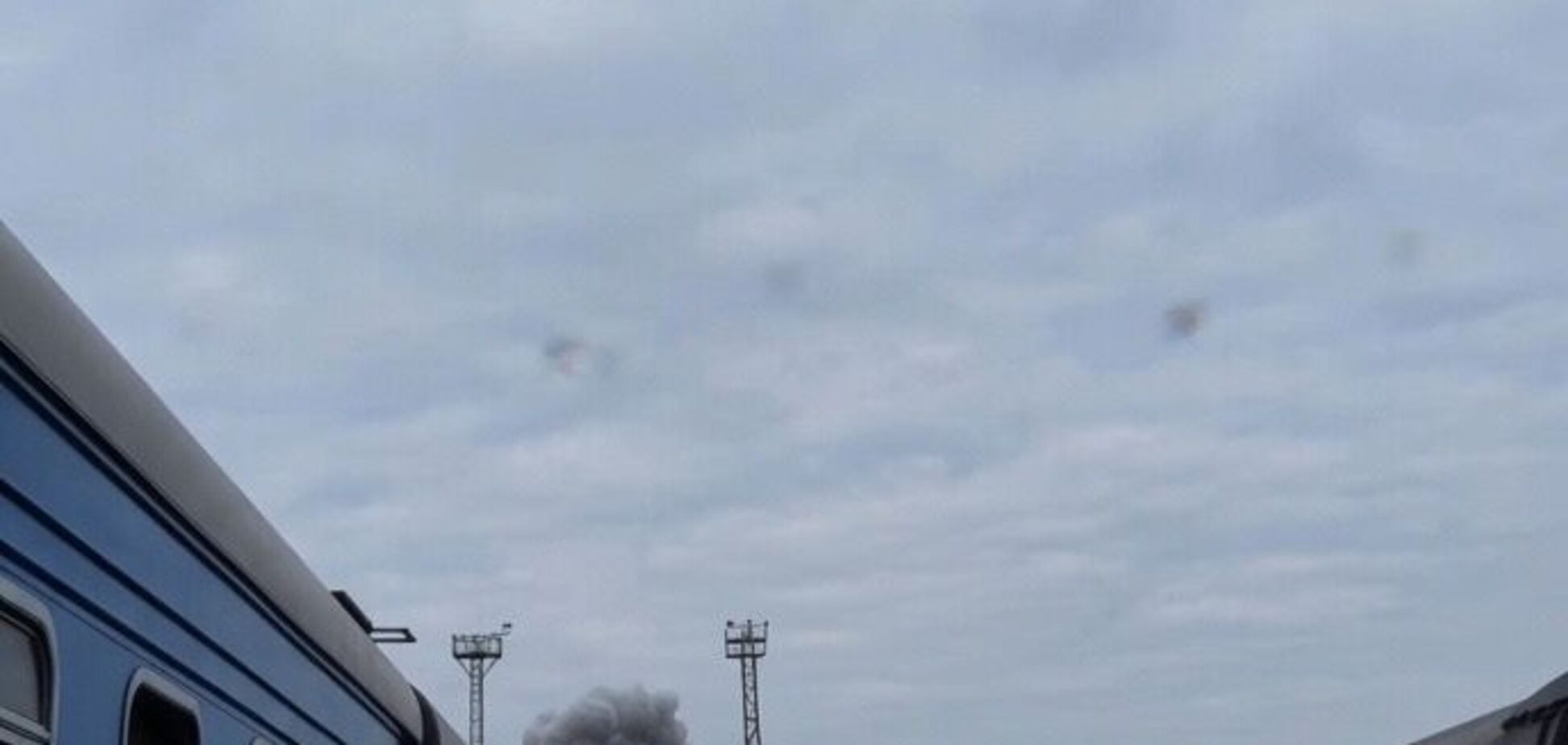 Момент удару по поїзду на Волині.