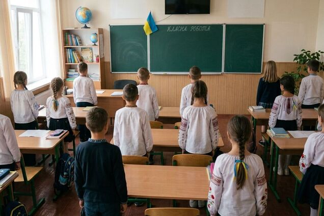 'Якщо я не хочу, щоб моя дитина стояла, я можу написати заяву директору?' Українці влаштували бурхливу дискусію через хвилину мовчання в школі