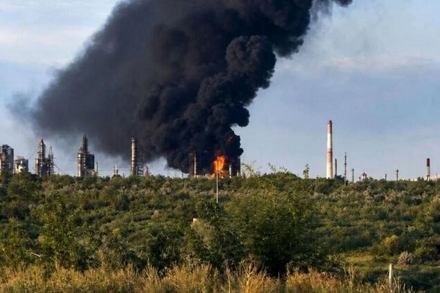 В России из-за атак дронов остановили работу еще два НПЗ 'Роснефти': убытки составят 15 млн тонн в год