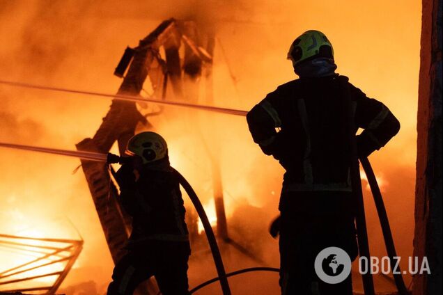 Росія атакувала Київ: спалахнула складська будівля, є постраждалий. Фото та відео