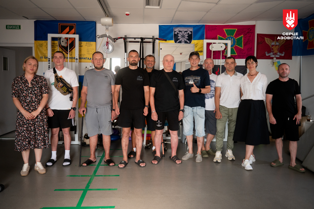 Зустріч із захисниками Маріуполя, які після повернення з російського полону проходять лікування та реабілітацію в клініці «Адоніс»