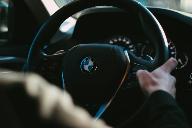 Ілюстрація - чоловік за кермом авто
