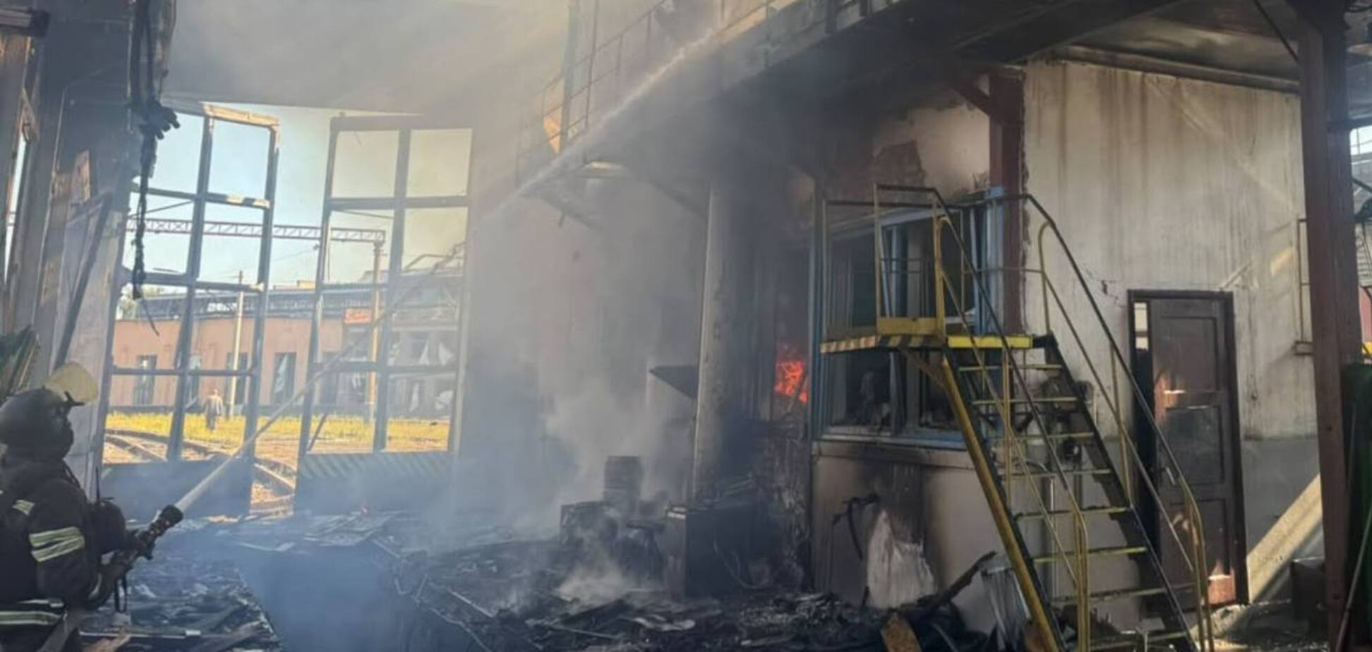 У Слов’янську через авіаудар горіло підприємство: поранені троє осіб. Фото