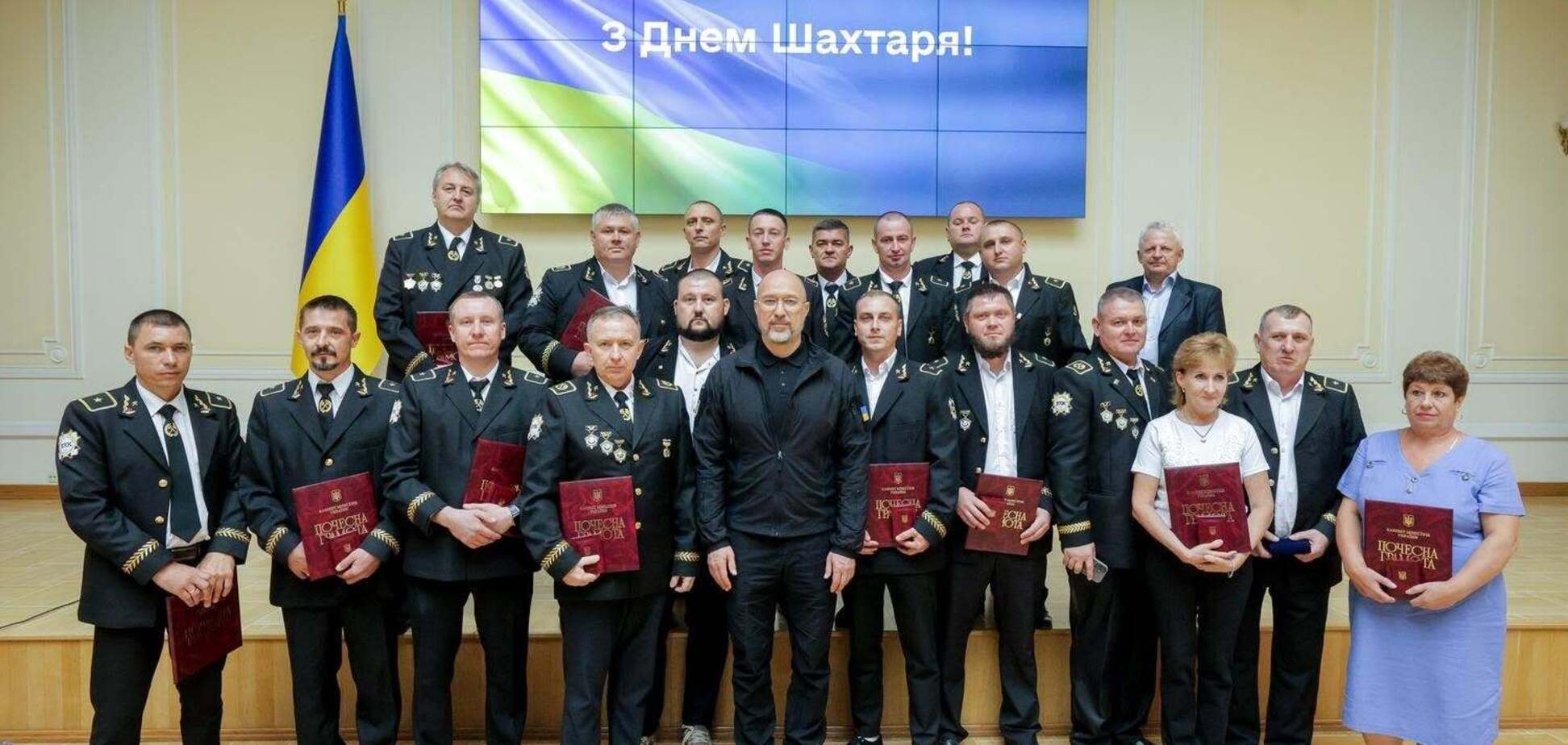 Награды являются признанием заслуг шахтеров и машиностроителей, которые в условиях войны продолжают добывать уголь