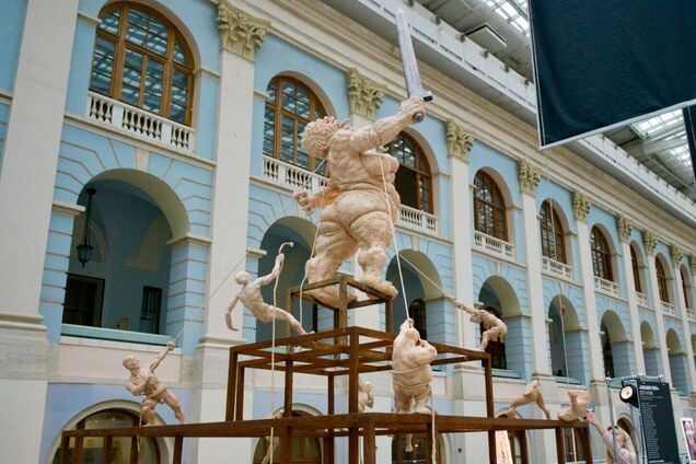 Иллюстрация. Скульптура Олега Кулика 'Большая мать' в Москве
