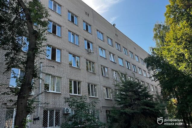 У двох медзакладах Дніпра після ворожих атак відновили понад 460 вікон