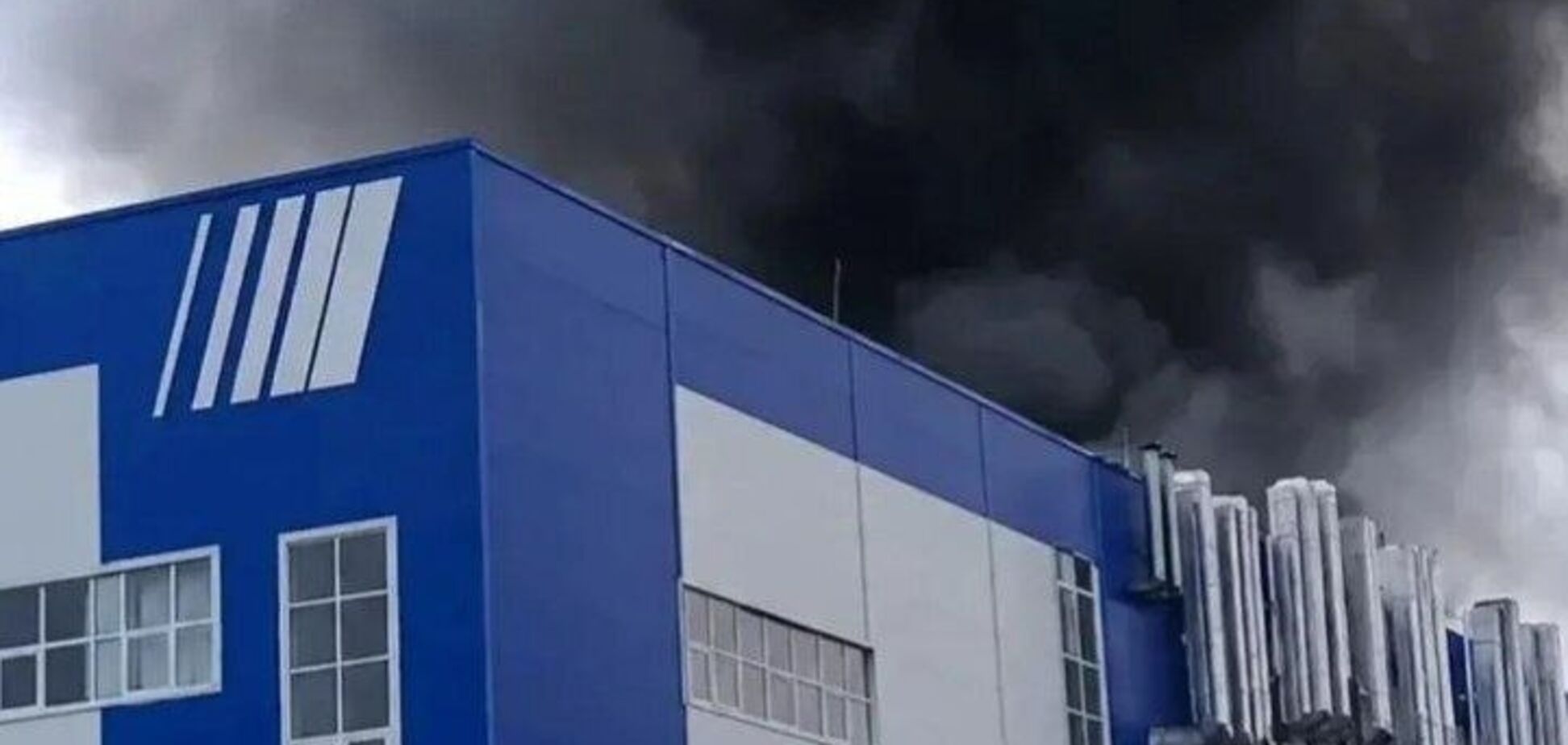 В Перми горит завод «Протон-ПМ».