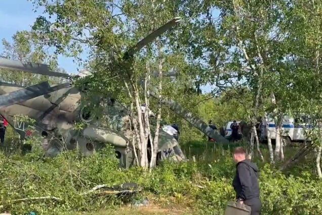 Не хватило топлива: в России произошла чрезвычайная ситуация с вертолетом, на борту которого находились чиновники и пропагандисты. Видео