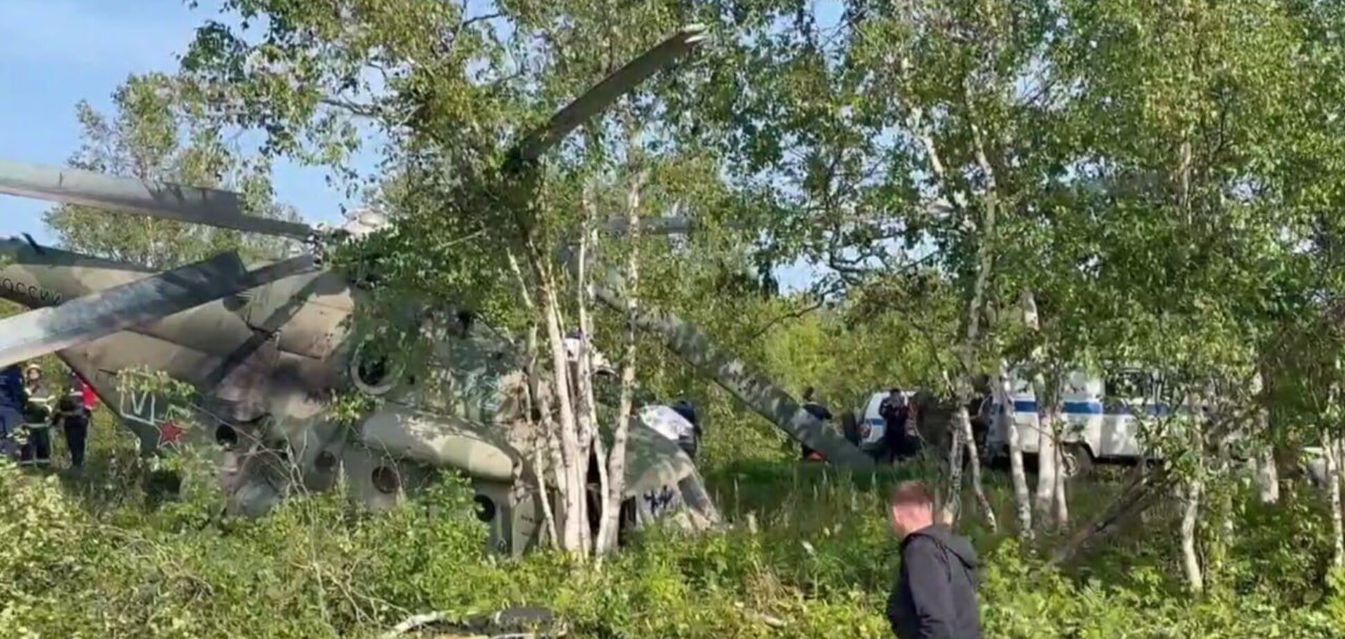 Вертолёт Ми-8 лежит в кювете после жесткой посадки.