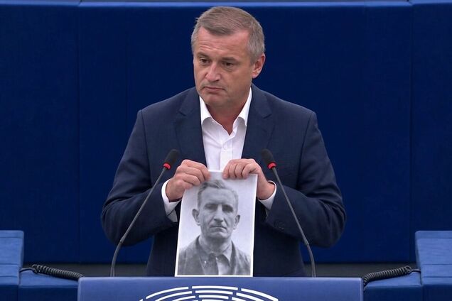 Польський депутат в Європарламенті порвав портрети Бандери й Шухевича  і закликав припинити підтримку України. Відео