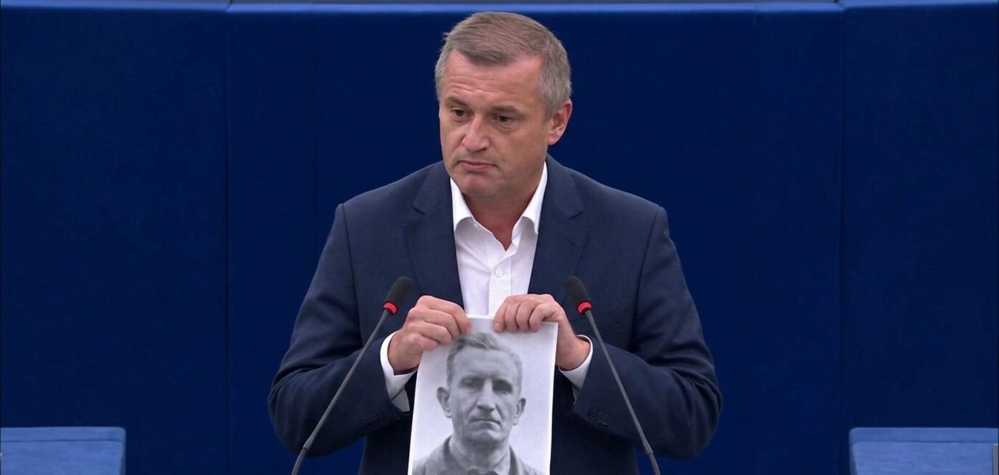 Польский депутат в Европарламенте порвал портреты Бандеры и Шухевича
