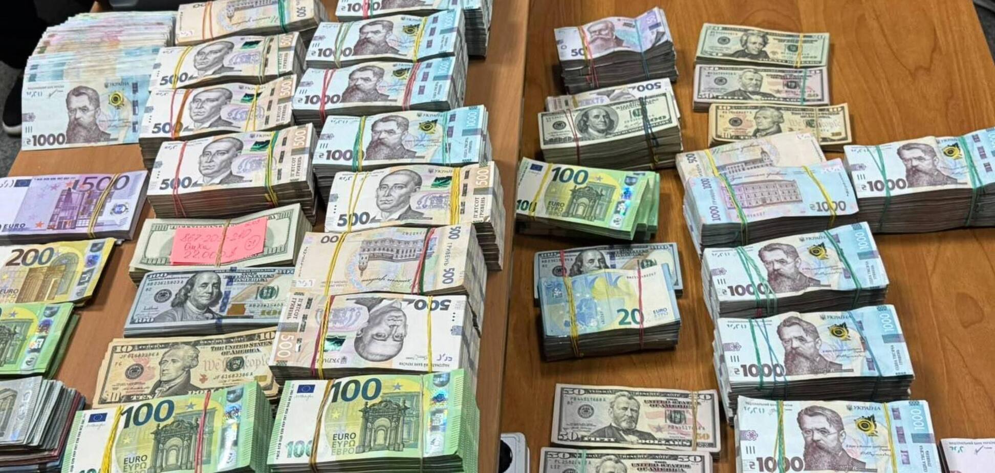 Гроші. Викриття детективами БЕБ конвертаційного центру
