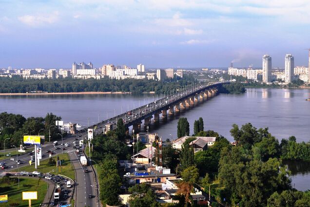 Вид на міст Патона та Русанівку з пагорбів Ботанічного саду: архівне фото Києва 1980-х років