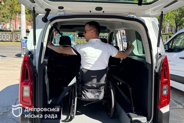 В Днепре два новых автомобиля 'Социального такси' будут помогать ветеранам с инвалидностью