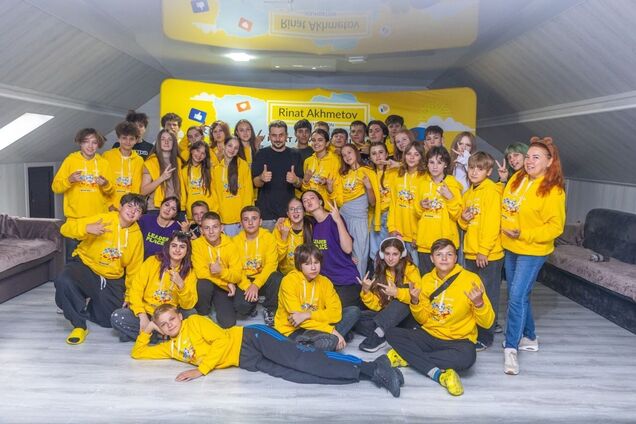 Хіп-хоп виконавець Хас завітав до дітей у 'Блогер Кемпі' Фонду Ріната Ахметова