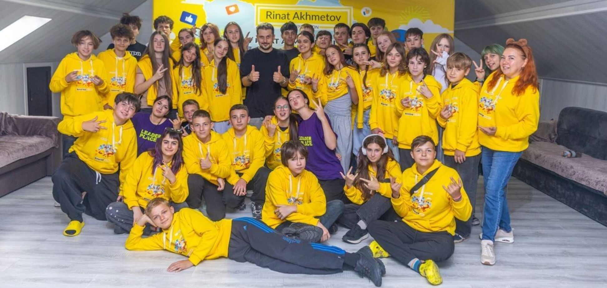 Хип-хоп-исполнитель Хас посетил детей в «Блогер-Кемпе» Фонда Рината Ахметова