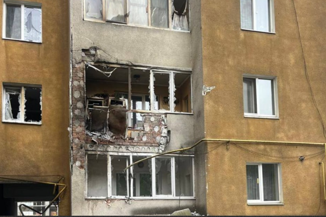 В Хмельницком российский дрон попал в многоэтажный дом. Фото и видео