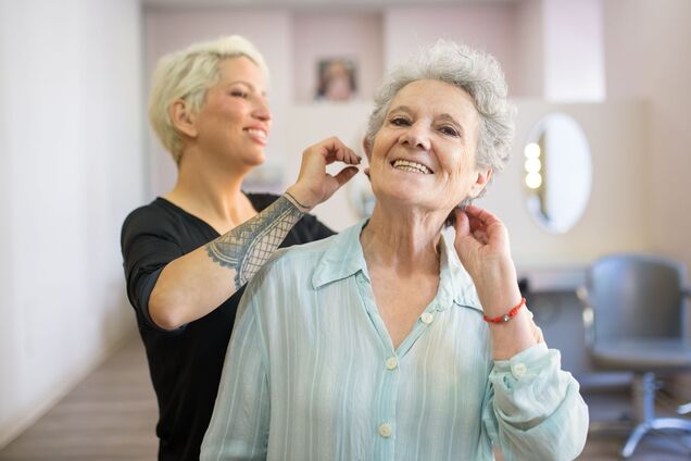 Не обязательно короткие: лучшие стрижки для женщин 60+