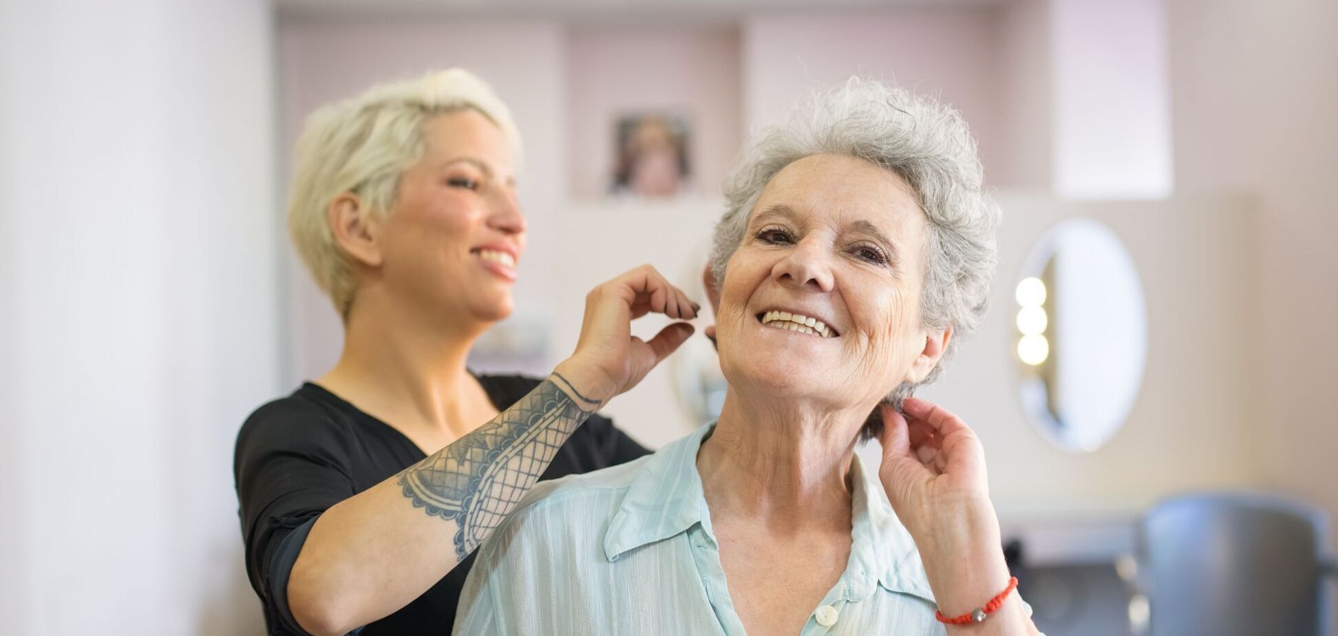 Не обязательно короткие: лучшие стрижки для женщин 60+