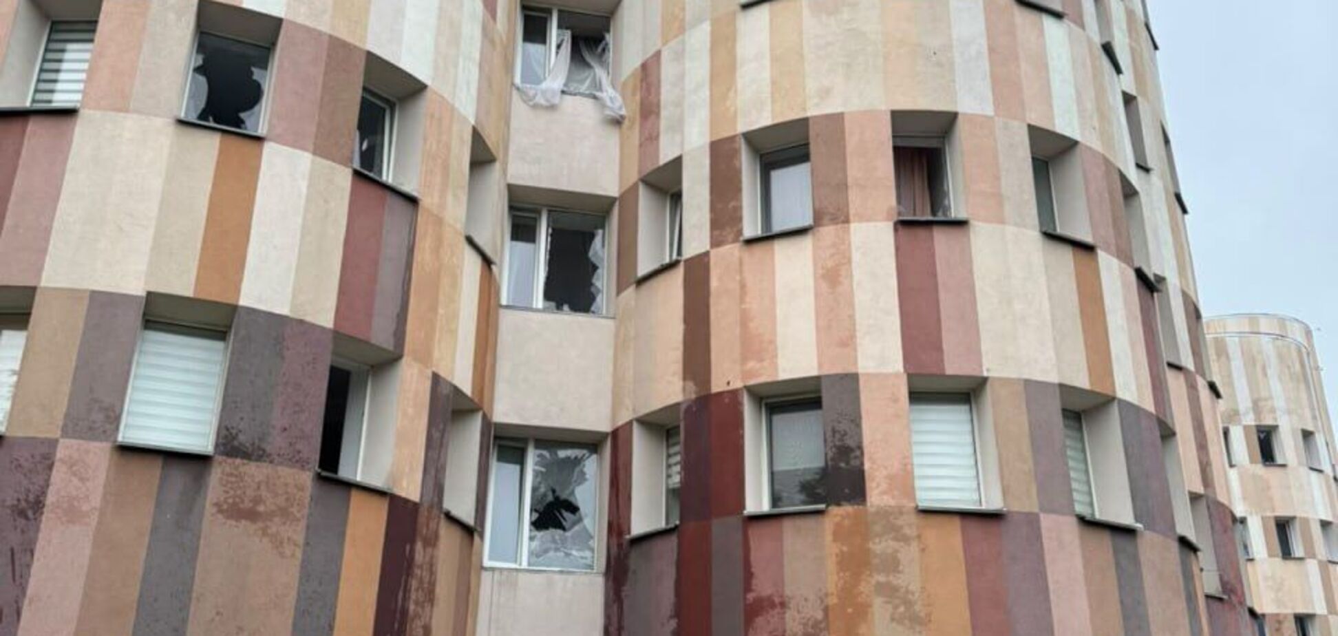 Внаслідок атаки РФ пошкоджено пологовий будинок в Подільському районі.