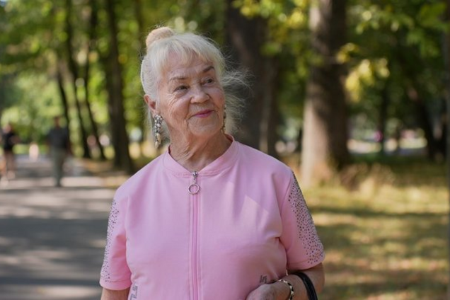 84-летняя учительница физкультуры из Винницы не уступает молодым: разгадывает кроссворды, делает макияж, а ученики называют ее 'живчиком'. Видео