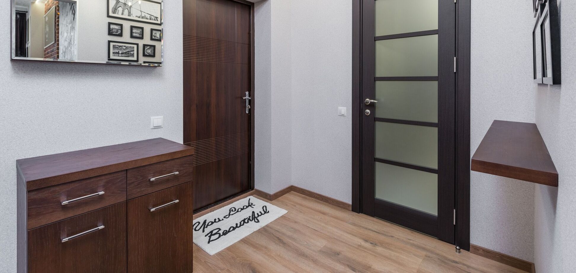 Как избавиться от грязи и влаги в прихожей осенью: посыпьте этим коврик у входа