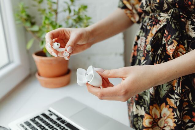 Заряжать AirPods беспроводным способом абсолютно безопасно