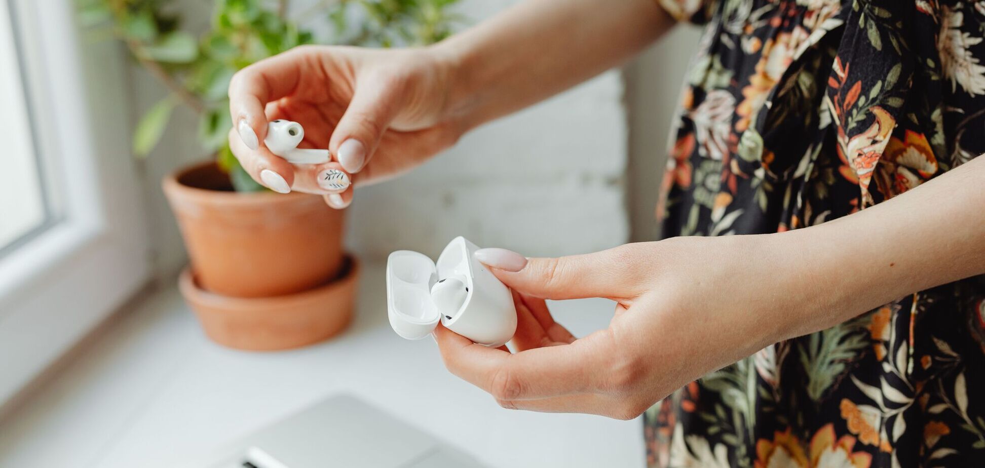 Заряжать AirPods беспроводным способом абсолютно безопасно