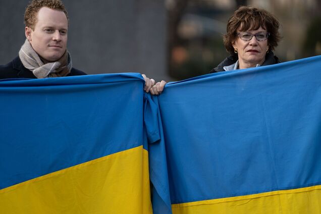 Ілюстрація - люди з прапорами України