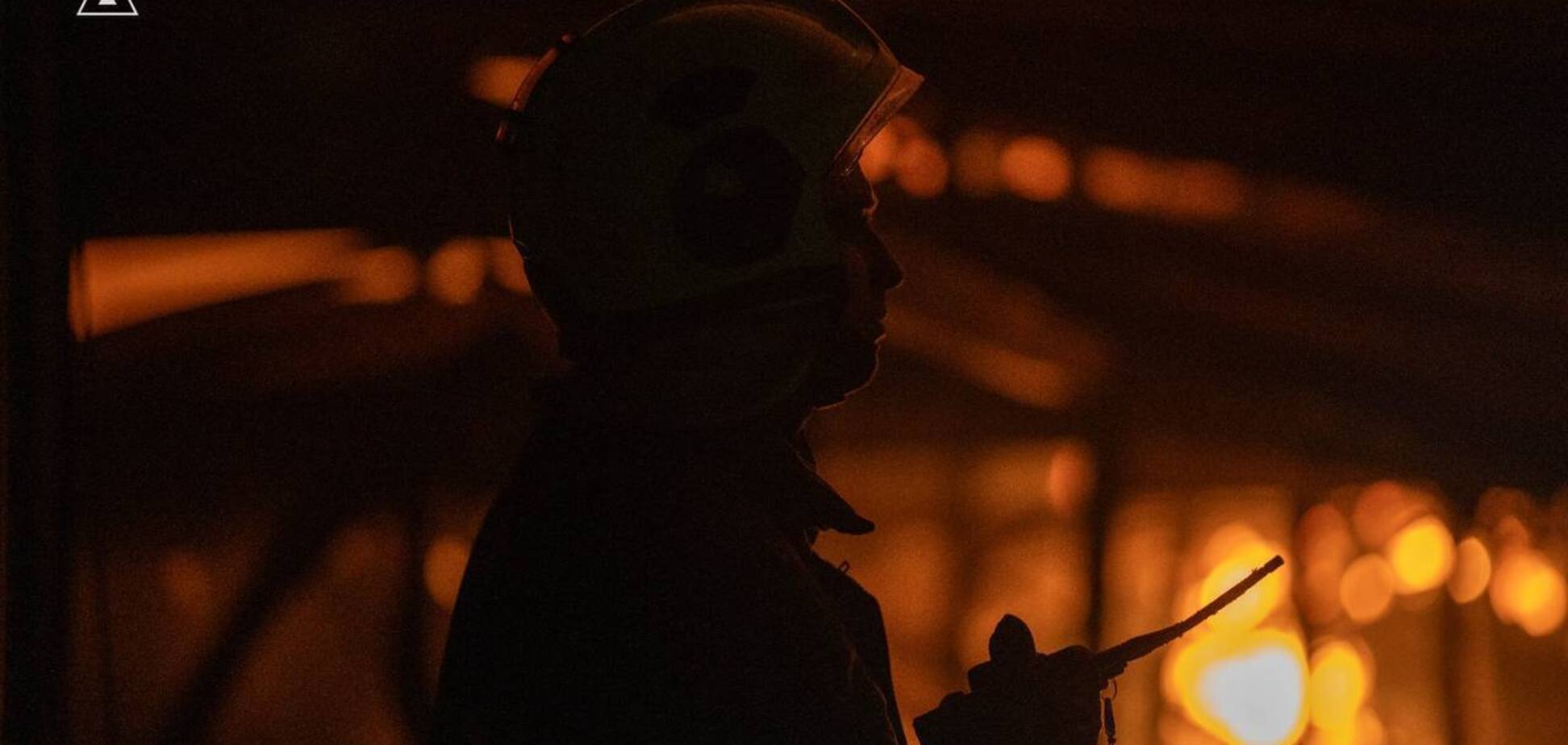 Рятувальник ДСНС на тлі пожежі в Києві після атаки РФ. Архівне фото