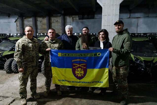 Бути серед своїх: Порошенко в день народження привіз військовим чотири десятки легких позашляховиків багі