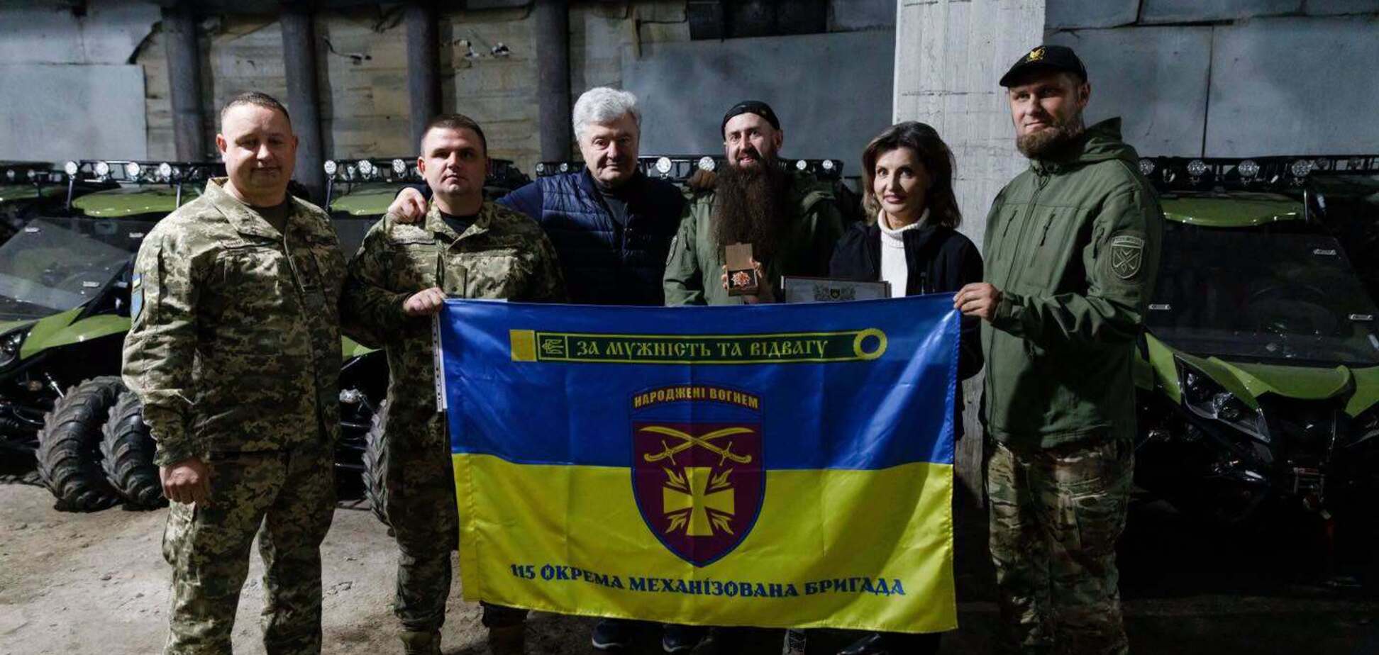 Быть среди своих: Порошенко в день рождения подарил военным четыре десятка лёгких внедорожников-багги