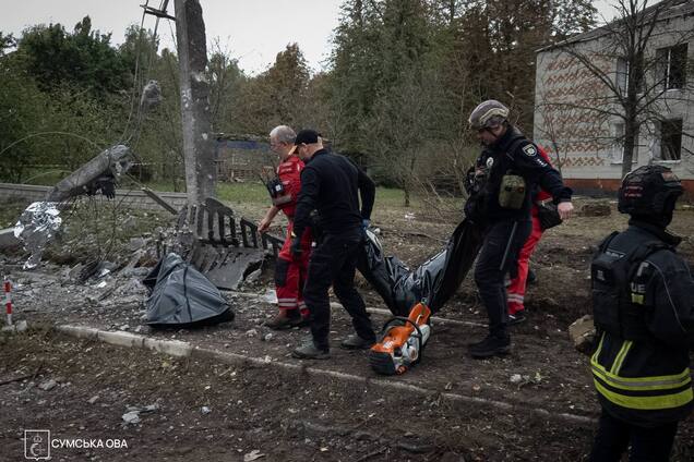 Ворог підступно вдарив по Сумах: загинули літня жінка і 16-річна дівчина, є постраждалі. Фото