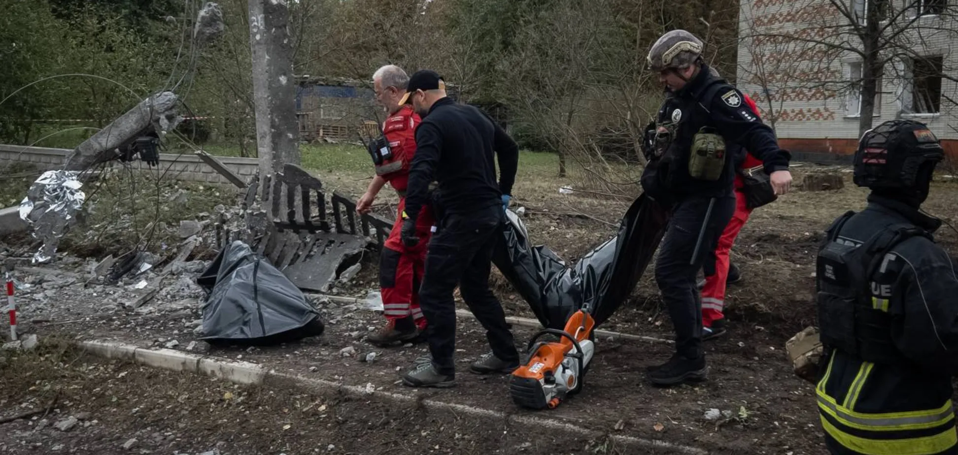 Враг подло нанес удар по Сумам: погибли пожилая женщина и 16-летняя девушка, есть пострадавшие. Фото