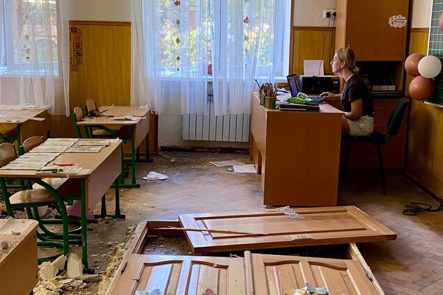 Мережу вразило відео, де вчителька з Одеси проводить урок в розтрощеному класі