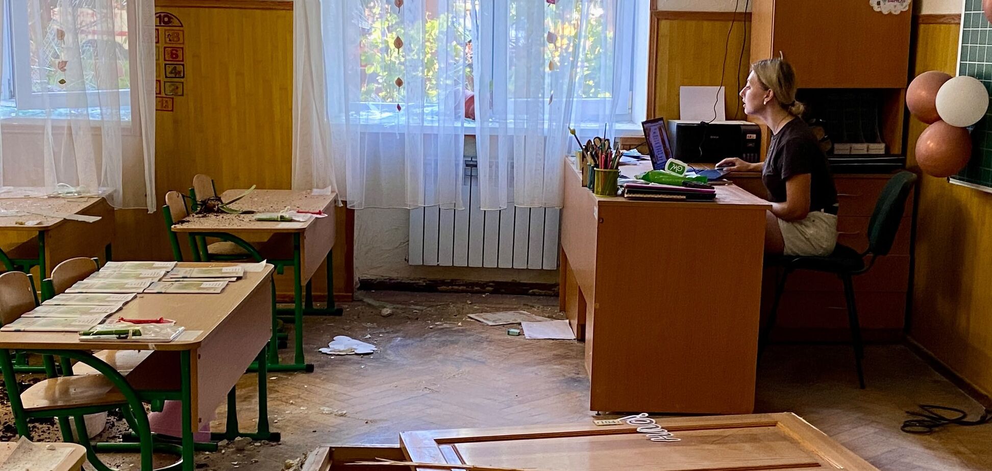 Мережу вразило відео, де вчителька з Одеси проводить урок в розтрощеному класі