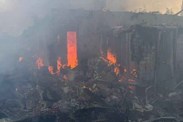 Росія завдала ракетного удару по селищу Печеніги на Харківщині: постраждали десять людей