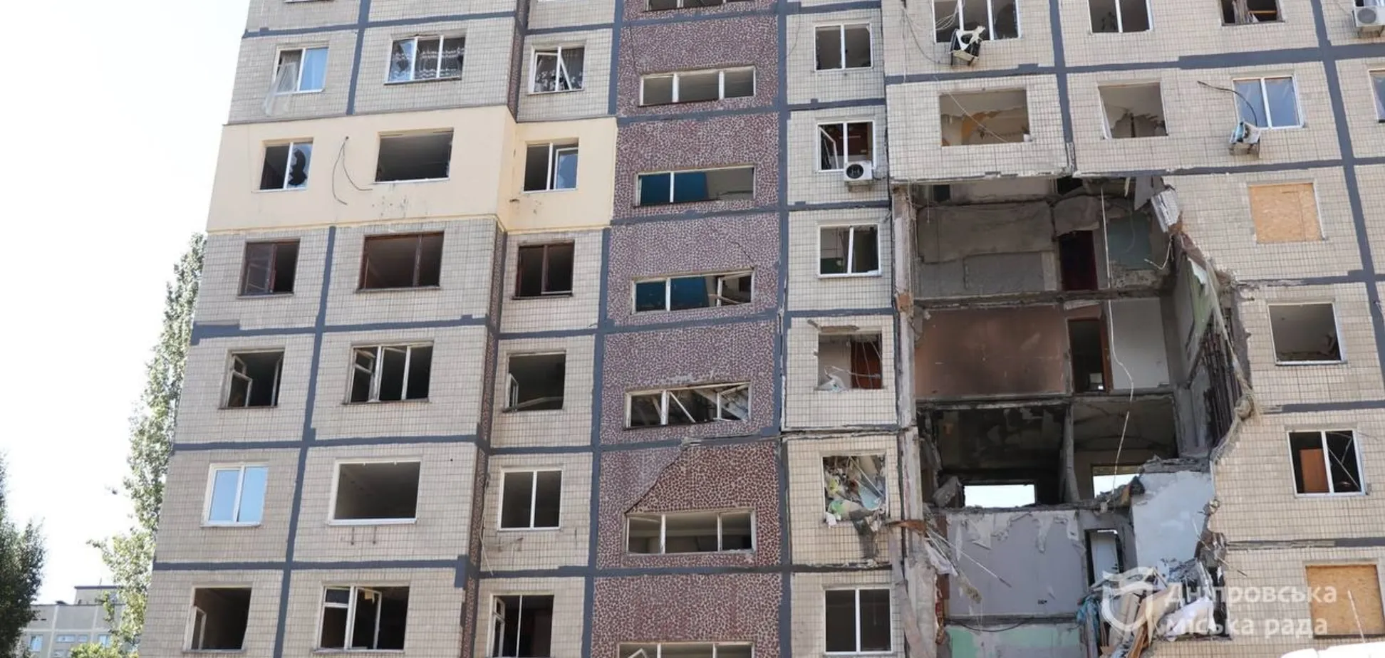 Первый и второй подъезды дома были повреждены в ноябре 2025 года в результате попадания российского «шахеда»