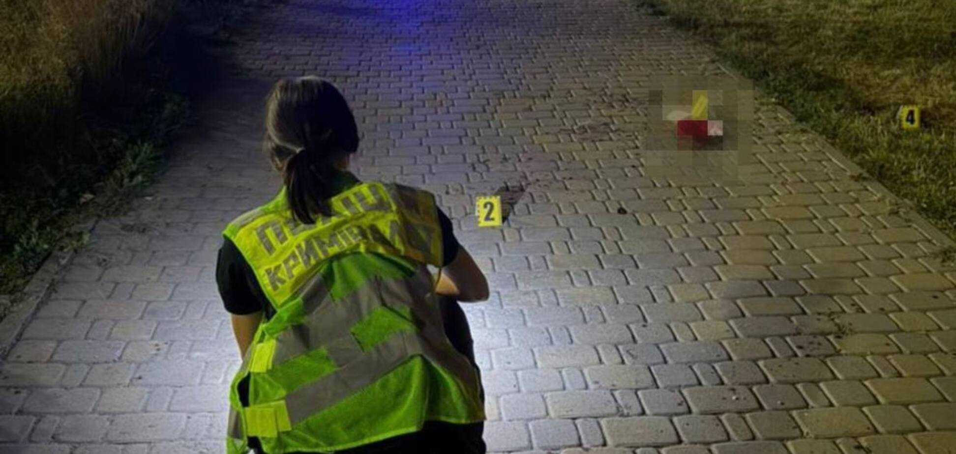 У Києві чоловік на вулиці підірвав боєприпас: є постраждалі