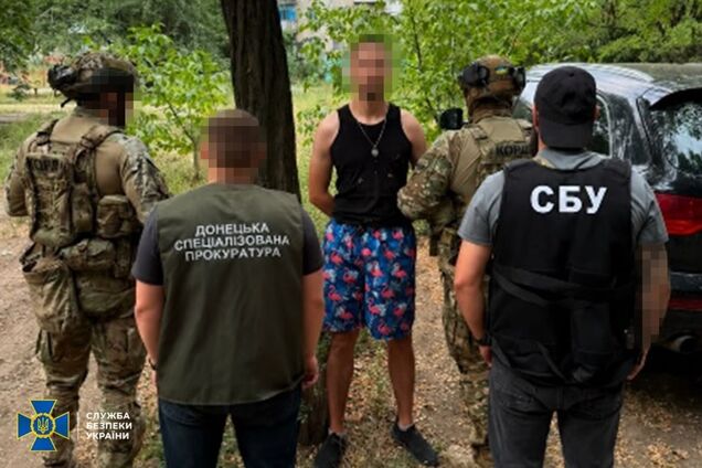 В Украине заблокировали новые каналы подпольного сбыта оружия и взрывчатки: среди изъятого – российские автоматы. Фото