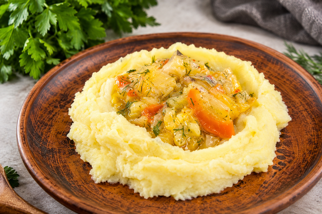 Нежная тушеная рыба с овощами: просто тает во рту