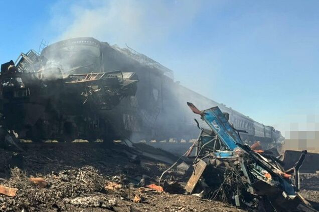 В полиции показали последствия атаки российской армии на пассажирский поезд 'Николаев–Херсон' в Чернобаевке. Фото