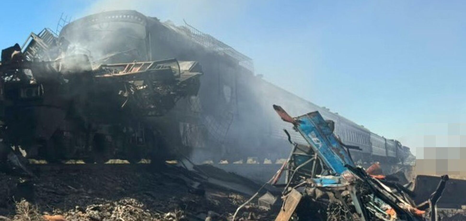 У поліції показали наслідки атаки армії Росії на пасажирський потяг 'Миколаїв–Херсон' у Чорнобаївці. Фото