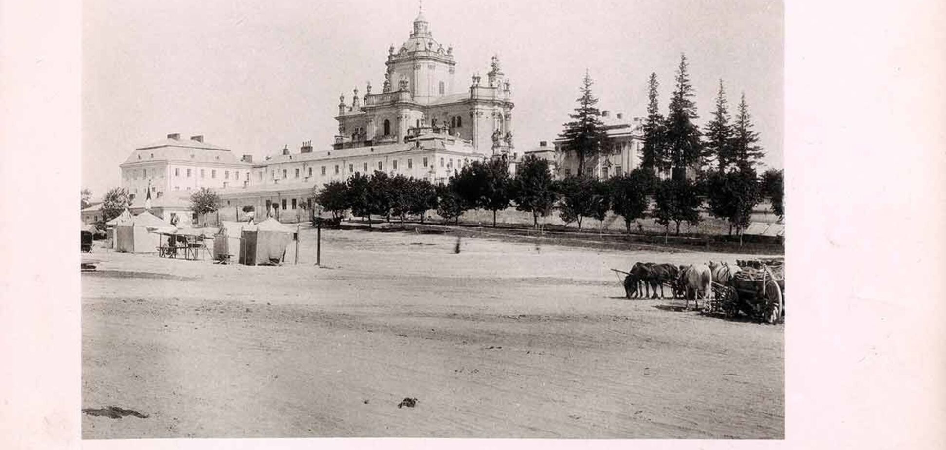 Архікатедральний собор Святого Юра та Юріївська площа на фототипії Едуарда Тшемеського. Видання Яна Бромільського, Львів, 1894 рік